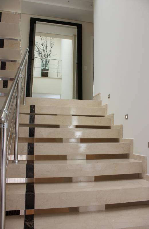 Escadas de Mármore Crema Marfil Jaçanã - Escada de Granito Preto