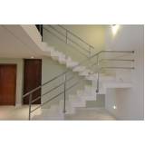 escada de mármore branco Vila Mazzei